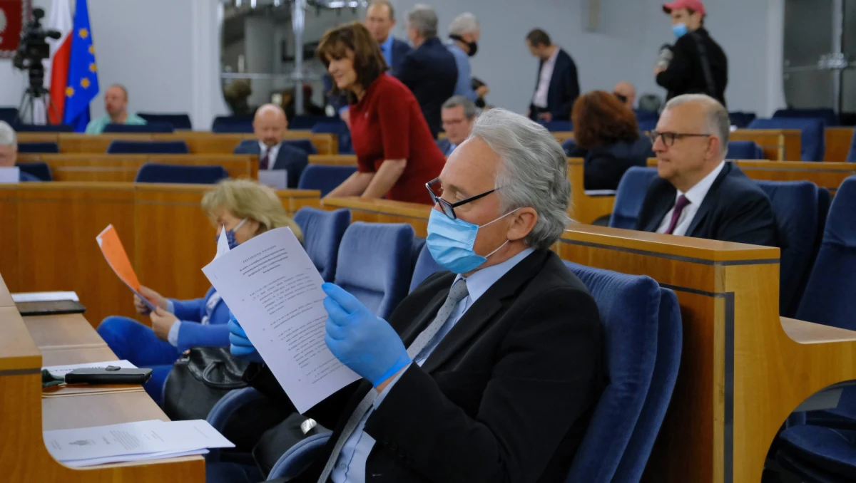 Trzy połączone komisje senackie pozytywnie zarekomendowały w poniedziałek większość poprawek zgłoszonych do ustawy dotyczącej tegorocznych wyborów prezydenckich, w tym poprawki o 10 dniach na złożenie podpisów oraz możliwości składania podpisów elektronicznych z poparciem dla kandydatów.