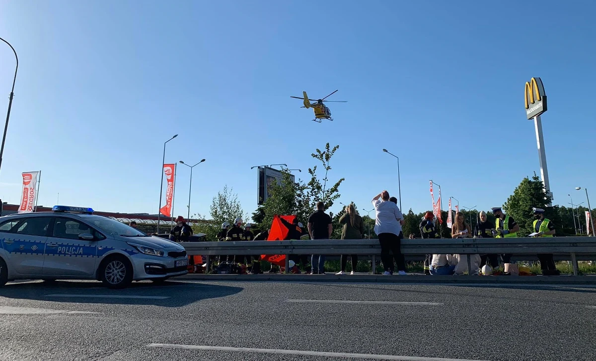 Nie żyje mężczyzna ranny w zderzeniu dwóch samochodów na ul. Wrocławskiej w Długołęce. Policja wyjaśnia okoliczności tego zdarzenia.