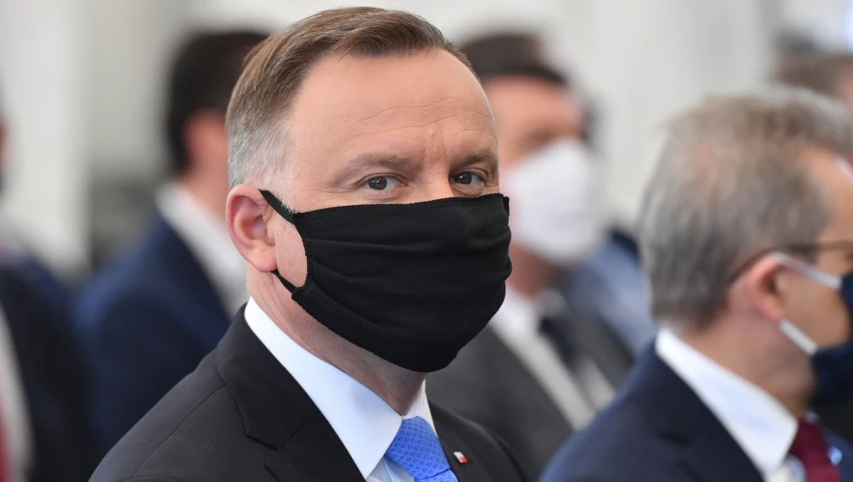 Mamy wyniki najnowszego sondażu United Surveys dla „Dziennika Gazety Prawnej” i RMF FM. Urzędujący prezydent Andrzej Duda wygrywa w nim zdecydowanie w I turze wyborów, ale już w II części głosowania może mieć problem z pokonaniem Rafała Trzaskowskiego, Władysława Kosiniaka-Kamysza i Szymona Hołowni. Duda wyraźnie wygrywa tylko z Krzysztofem Bosakiem i Robertem Biedroniem.