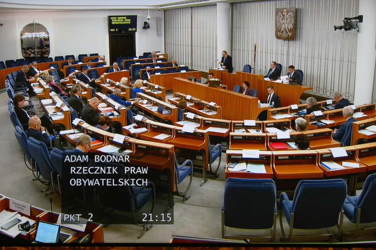 Senat w poniedziałek wieczorem debatował nad ustawą, która ma umożliwić przeprowadzenie wyborów prezydenckich z możliwością głosowania korespondencyjnego. Po godz. 23 rozpoczęły się głosowania nad poprawkami. Ostatecznie ustawa zostałą przyjęta. Za głosowało 94 senatorów, 1 był przeciw, a 4 wstrzymało się od głosu.