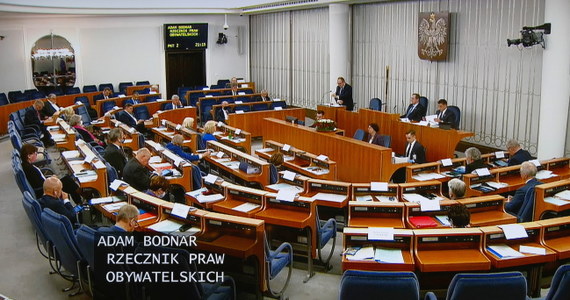 Senat w poniedziałek wieczorem debatował nad ustawą, która ma umożliwić przeprowadzenie wyborów prezydenckich z możliwością głosowania korespondencyjnego. Po godz. 23 rozpoczęły się głosowania nad poprawkami. Ostatecznie ustawa zostałą przyjęta. Za głosowało 94 senatorów, 1 był przeciw, a 4 wstrzymało się od głosu.