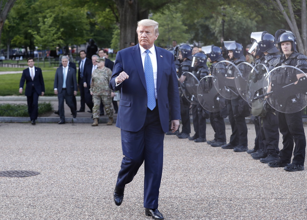 "Natychmiastowo mobilizuję wszystkie możliwe federalne cywilne i wojskowe środki, by powstrzymać zamieszki i plądrowanie" - powiedział prezydent Stanów Zjednoczonych Donald Trump. Oświadczenie ma związek z zamieszkami po śmierci czarnoskórego George'a Floyda. "Moim podstawowym i najważniejszym obowiązkiem jako prezydenta jest obrona naszego wspaniałego kraju i ludzi" - podkreślił. 
