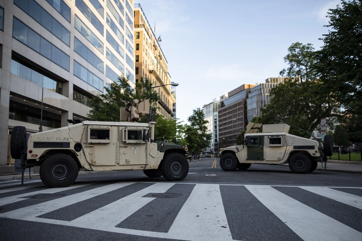 Na waszyngtońskim Chinatown policja używa w nocy z poniedziałku na wtorek granatów hukowych, żeby rozpędzić demonstrantów. Nad dzielnicą latały cztery śmigłowce oraz kilka dronów. W niektórych sklepach wybito szyby. Do protestów dochodziło też w Nowym Jorku. 