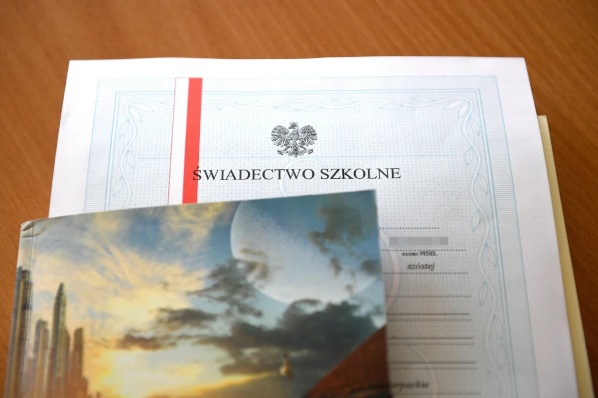 O formie i terminie wydania uczniom świadectwa zdecyduje dyrektor szkoły. Może ustalić odbiór świadectw w trybie indywidualnym, może wyznaczyć godziny odbioru świadectw dla danej klasy czy grupy uczniów – poinformowała rzeczniczka prasowa MEN Anna Ostrowska.