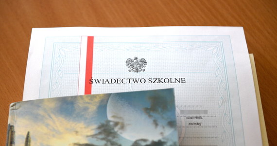 O formie i terminie wydania uczniom świadectwa zdecyduje dyrektor szkoły. Może ustalić odbiór świadectw w trybie indywidualnym, może wyznaczyć godziny odbioru świadectw dla danej klasy czy grupy uczniów – poinformowała rzeczniczka prasowa MEN Anna Ostrowska.