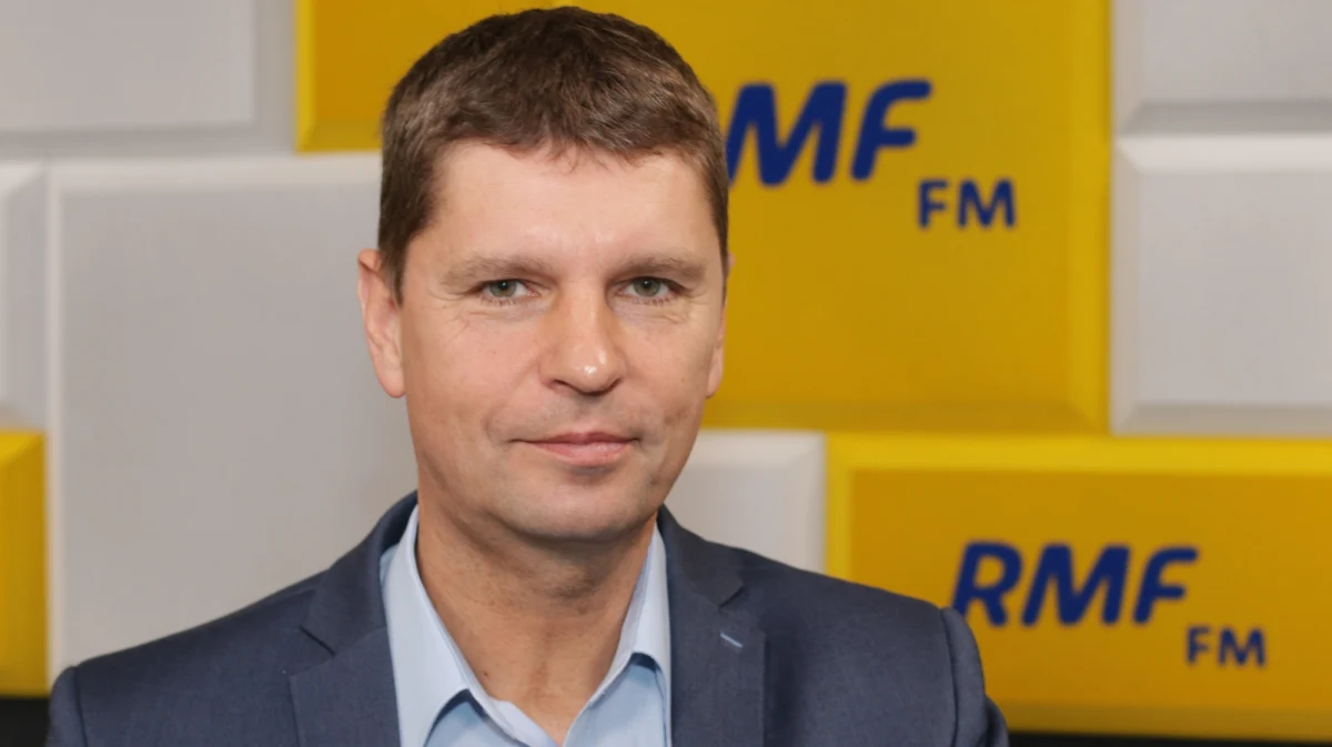 "Są to zadania samorządów oraz dyrektorów i wychowawców. (…) Zgodnie z przepisami prawa, gdy dziecko nie realizuje obowiązku szkolnego, to najpierw dyrektor i wychowawca interweniują u rodziców próbując doprowadzić do tego, żeby dziecko uczęszczało do szkoły. Gdy to nie pomaga, wójt, burmistrz, prezydent miasta powinien interweniować i nawet z udziałem policji doprowadzić do tego, aby to dziecko realizowało obowiązek szkolny” – tak na pytanie czy ministerstwo edukacji monitoruje, ilu uczniów zniknęło z systemu edukacji od początku pandemii odpowiedział w Porannej rozmowie w RMF FM Dariusz Piontkowski.