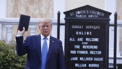 Donald Trump z Biblią pozuje do zdjęć 
