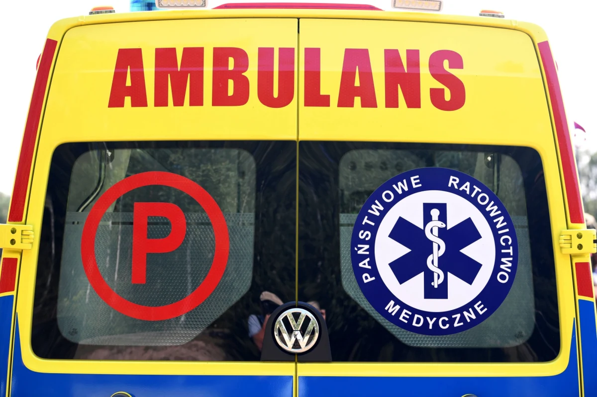 Wypadek na al. Wilanowskiej z al. Sikorskiego w Warszawie. Doszło tam do zderzenia karetki pogotowia ratunkowego z peugeotem. Nikt nie został ranny - informuje portal superexpress.pl. 