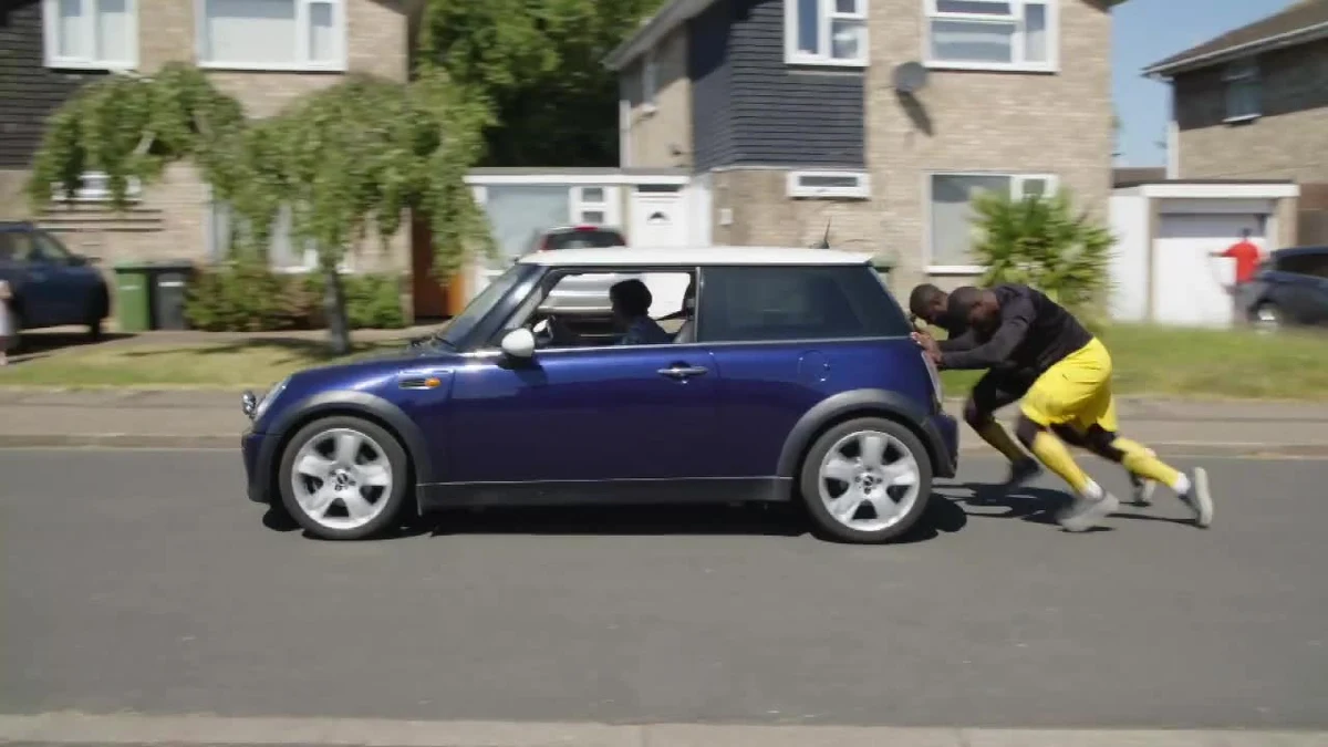 Dwóch jamajskich bobsleistów trenuje pchając Mini Coopera po ulicy. Zimą zawodnicy startowali na zawodach w Innsbrucku, ale pandemia koronawirusa spowodowała, że nie mogli wrócić do swojego kraju i utknęli w Europie. Ich celem jest zakwalifikowanie się na zimowe igrzyska olimpijskie w Pekinie, które odbędą się w 2022 roku.