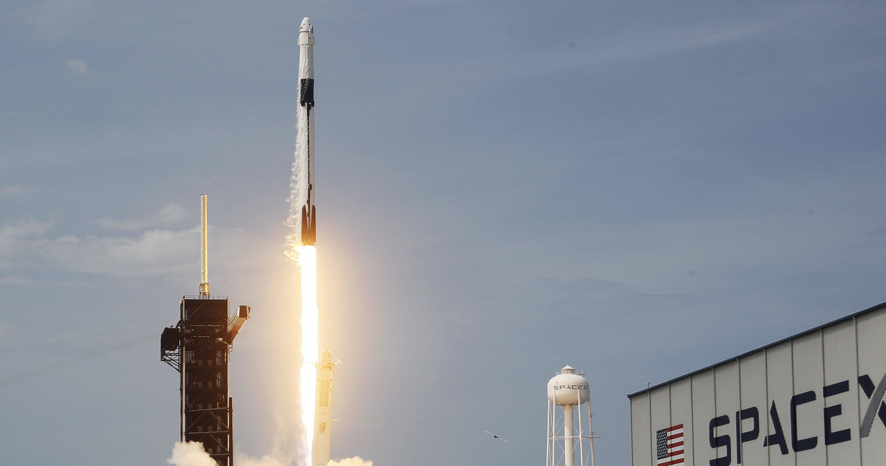 Niedawno pewien rolnik podał, że na jego pole spadł duży kosmiczny śmieć, który mógł narobić sporo szkód. Sąsiedzi mężczyzny wciąż odnajdują kolejne kawałki obiektu. Jak ustalili eksperci, to fragmenty rakiety firmy SpaceX.