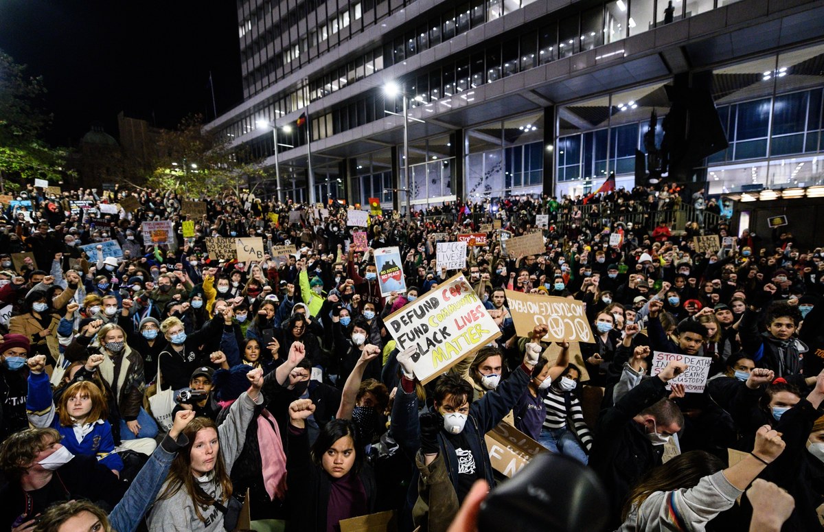 Znamy wyniki sekcji zwłok George’a Floyda zabitego przez policję w Minneapolis. Lekarze nie mają wątpliwości, że przyczyną śmierci mężczyzny było uduszenie. Pogrzeb mężczyzny odbędzie się 9 czerwca.