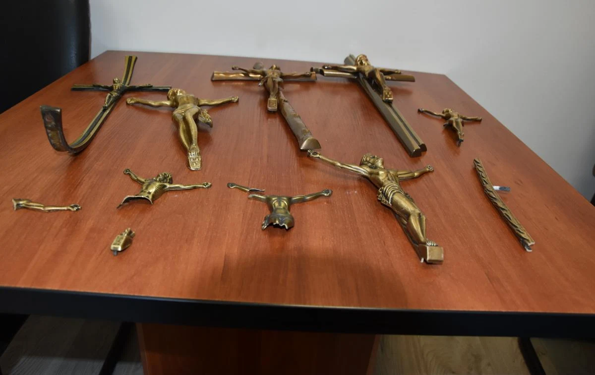 Policjanci zatrzymali 22-latka, który zniszczył trzy nagrobki na cmentarzu w Wysokiej w powiecie wadowickim oraz 28-latka, który dokonał dewastacji na cmentarzu w Podłężu koło Niepołomic. W obu przypadkach sprawcy byli pod wpływem alkoholu.
