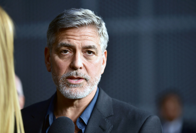 George Clooney dołączył do grona gwiazd, które komentują to, co dzieje się w Stanach Zjednoczonych po tragicznej śmierci George'a Floyda - czarnoskórego mieszkańca Minnesoty, który zginął na skutek brutalnej interwencji policji. "Rasizm to nasza pandemia. Zaraża nas wszystkich, a jednak od 400 lat nie opracowaliśmy szczepionki" - napisał Clooney w eseju opublikowanym na portalu "The Daily Beast" .