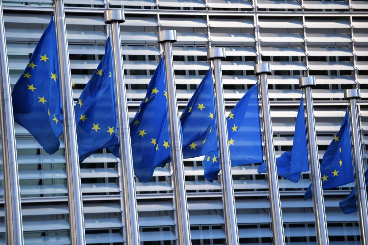 Komisja Europejska chce przeznaczyć dodatkowe 2 mld euro na wzmocnienie rezerw sprzętu strategicznego na wypadek sytuacji zagrożenia zdrowia, pożarów lasów, incydentów chemicznych, biologicznych lub nuklearnych. Chodzi o to, żeby UE mogła lepiej radzić sobie z sytuacjami kryzysowymi.
