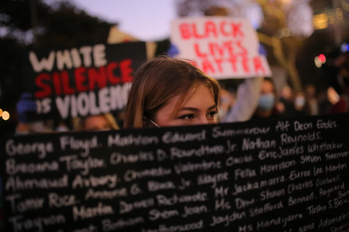 "Śmierć George'a Floyda w USA była nadużyciem władzy; potępiamy przemoc i rasizm w każdej postaci" - powiedział szef unijnej dyplomacji Josep Borrell na konferencji w Brukseli. "Mieszkańcy Europy są zszokowani tą śmiercią" - dodał. "Wszystkie społeczeństwa muszą być czujne wobec nadmiernego użycia siły" - zaznaczył dyplomata. 