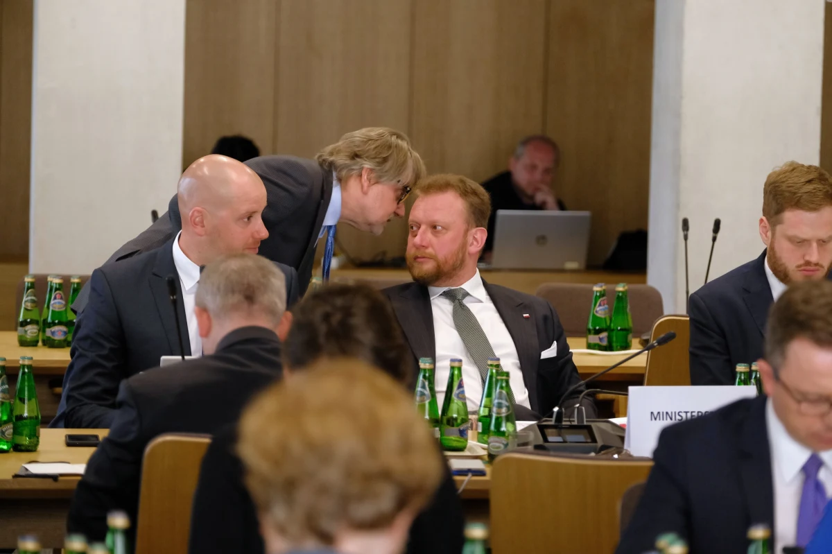 Łukasz Szumowski będzie miał ochronę Służby Ochrony Państwa - dowiedział się nieoficjalnie reporter RMF FM. Szef resortu spraw wewnętrznych zdecydował się na przyznanie ministrowi zdrowia ochrony, ponieważ Szumowski od kilku dni dostaje groźby.