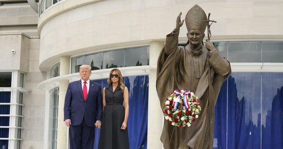 Prezydent USA Donald Trump z małżonką Melanią złożyli wieniec przed pomnikiem św. Jana Pawła II przed Narodowym Sanktuarium św. Jana Pawła II w Waszyngtonie. W ten sposób amerykańska para prezydencka uczciła 100. rocznicę urodzin Karola Wojtyły, która przypadała 18 maja.