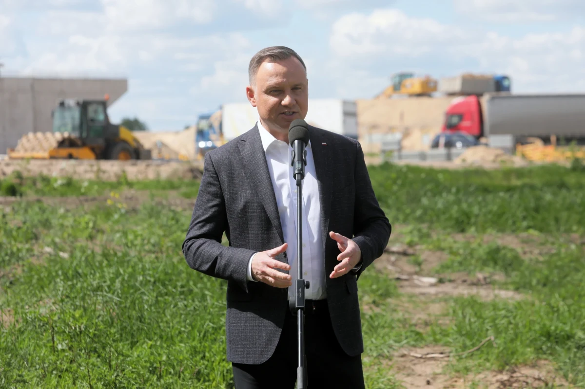 Sejm potrzebował zaledwie trzech godzin, by zająć się poprawkami Senatu do ustawy ws. organizacji wyborów prezydenckich w 2020 r. Izba odrzuciła poprawki m.in. o 10 dniach na zebranie podpisów oraz o możliwości składania podpisów elektronicznych z poparciem dla kandydatów. Wieczorem prezydent Andrzej Duda podpisał ustawę, a później została ona opublikowana w Dzienniku Ustaw. Teraz Marszałek Sejmu ma ogłosić termin wyborów.