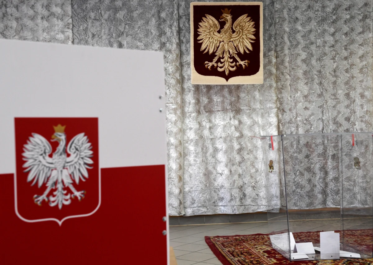 41 proc. wyborców deklaruje, że w wyborach prezydenckich oddałoby swój głos na Andrzeja Dudę, 26,1 proc. na Rafała Trzaskowskiego, a 12 proc. na Szymona Hołownię - wynika z najnowszego sondażu IBRiS opublikowanego w tygodniku "Polityka".