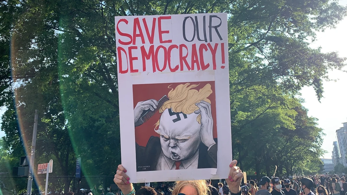 Już nie tylko hasła, w których protestujący domagają się sprawiedliwości po śmierci George`a Floyda a i takie, które uderzają w prezydenta Donalda Trumpa. W Waszyngtonie przybywa wulgarnych napisów pod adresem Donalda Trumpa wykonanych farbą na ulicach, drzewach, pomnikach  i elewacjach budynków. Są one sukcesywnie zamalowywane przez miejskie służby ale w ich miejscu powstają kolejne. 