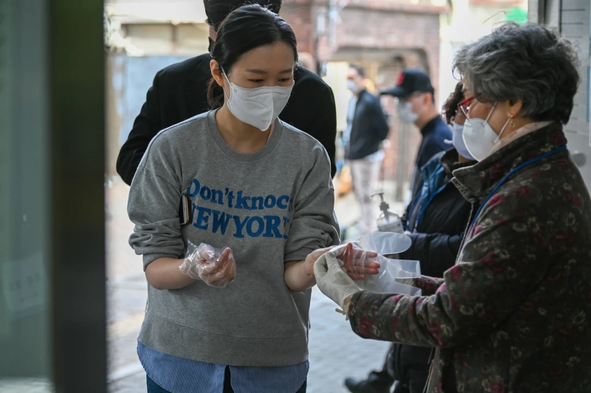Władze Korei Płd. zezwoliły na użycie leku przeciwwirusowego remdesiwir w leczeniu Covid-19, co otwiera drogę do importu tego specyfiku – podała agencja Yonhap. W kraju wykryto 49 nowych zakażeń, a wiele z nich wiązanych jest z grupami religijnymi.
