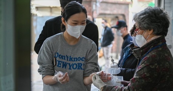 Władze Korei Płd. zezwoliły na użycie leku przeciwwirusowego remdesiwir w leczeniu Covid-19, co otwiera drogę do importu tego specyfiku – podała agencja Yonhap. W kraju wykryto 49 nowych zakażeń, a wiele z nich wiązanych jest z grupami religijnymi.
