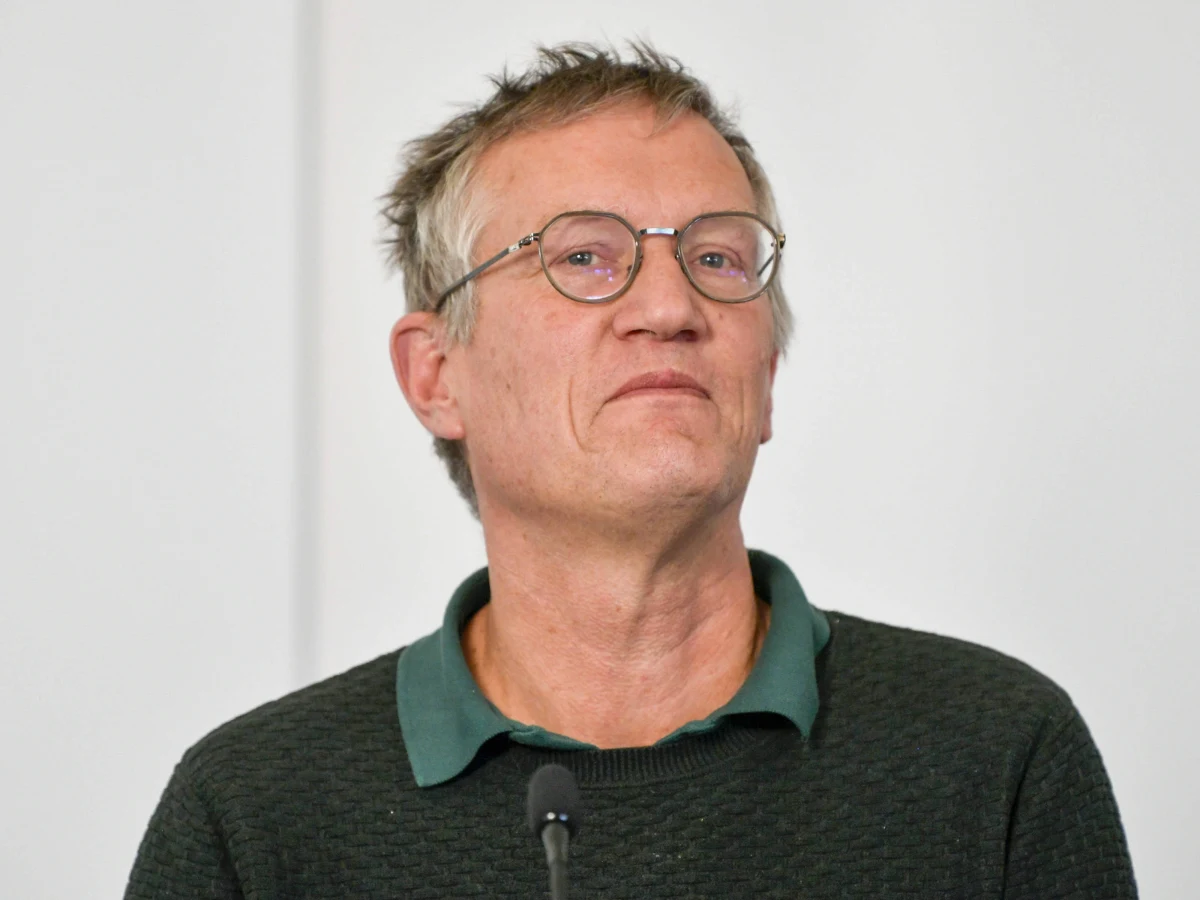 Twórca szwedzkiej liberalnej strategii główny epidemiolog kraju Anders Tegnell przyznał w wywiadzie dla Szwedzkiego Radia, że Szwecja od początku powinna podjąć więcej działań, aby zwalczyć epidemię koronawirusa. "Zbyt wiele osób zmarło" - powiedział.