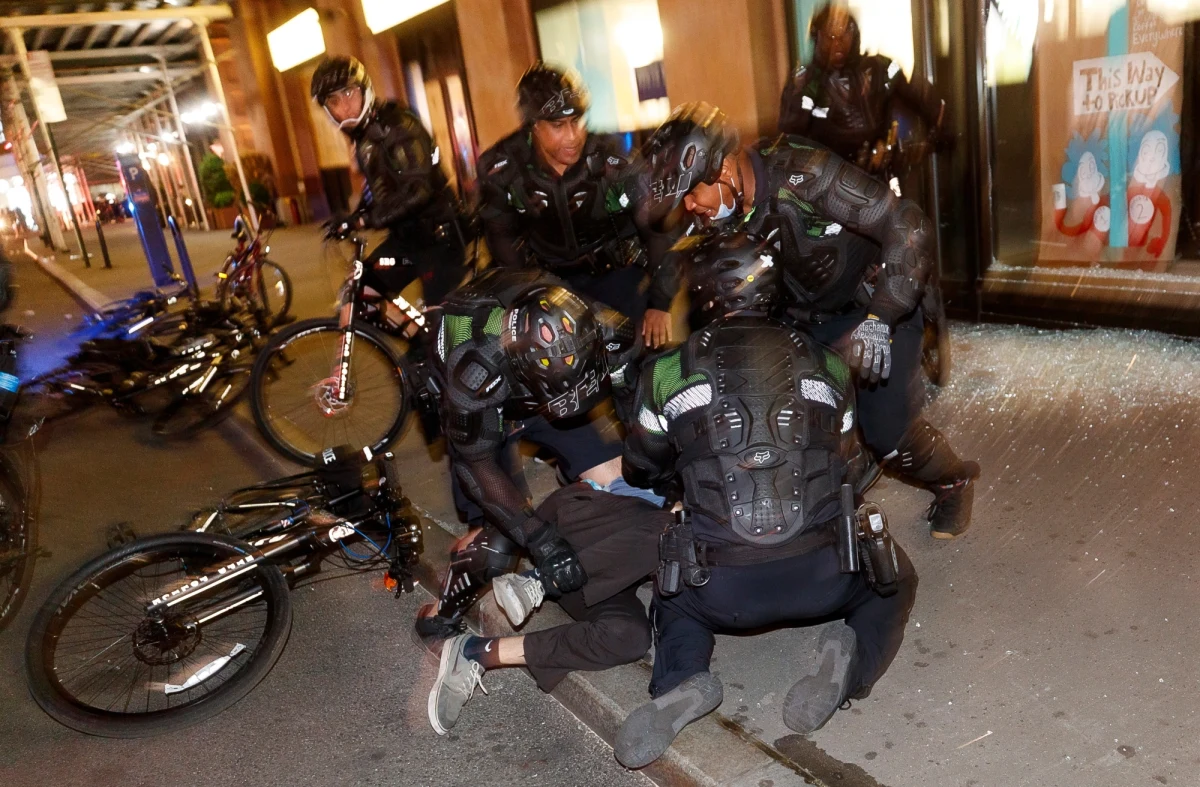 Przestańcie sprzedawać Ameryce policyjne pałki - wzywają brytyjskie organizacje stojące na straży praw człowieka. Ich petycję wsparły także największe partie opozycyjne. 