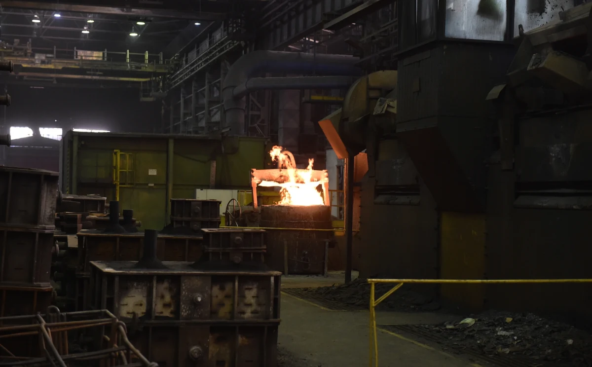 Niepokój hutników w zakładach Arcelor Mital Poland. To największy producent stali w Polsce. Zarząd firmy wypowiedział zbiorowy, zakładowy układ pracy. Związkowcy alarmują i nie wykluczają akcji protestacyjnych.
