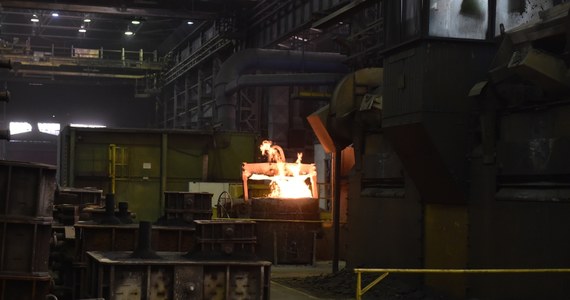 Niepokój hutników w zakładach Arcelor Mital Poland. To największy producent stali w Polsce. Zarząd firmy wypowiedział zbiorowy, zakładowy układ pracy. Związkowcy alarmują i nie wykluczają akcji protestacyjnych.
