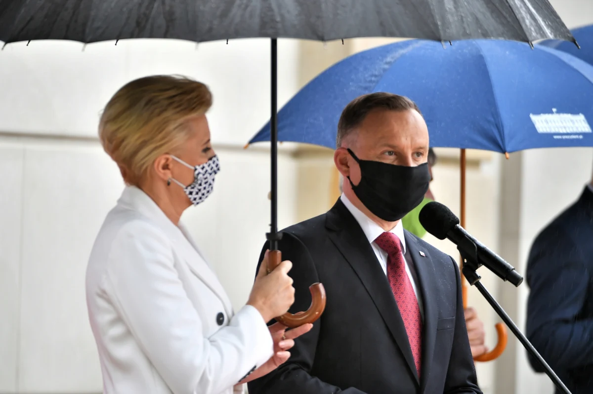 Wracamy na szlak kampanijny, w czwartek odmrażamy sztaby okręgowe, powiatowe i gminne - powiedział pełnomocnik wyborczy komitetu Andrzeja Dudy - poseł PiS Krzysztof Sobolewski. Z kolei rzecznik sztabu Adam Bielan poinformował, że prezydent będzie kontynuował objazd po kraju.
