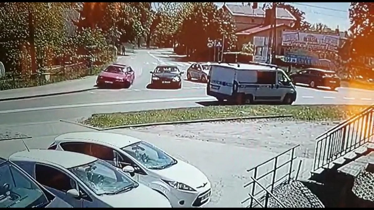 Policjanci z Nowego Dworu Gdańskiego zatrzymali 23-latka, który wczoraj z nadmierną prędkością przejechał przez jedno ze skrzyżowań, a swoją podróż zakończył na wjeździe do sklepu motoryzacyjnego. Okazało się, że kierowca był pijany. Na szczęście nikomu nic się nie stało. 