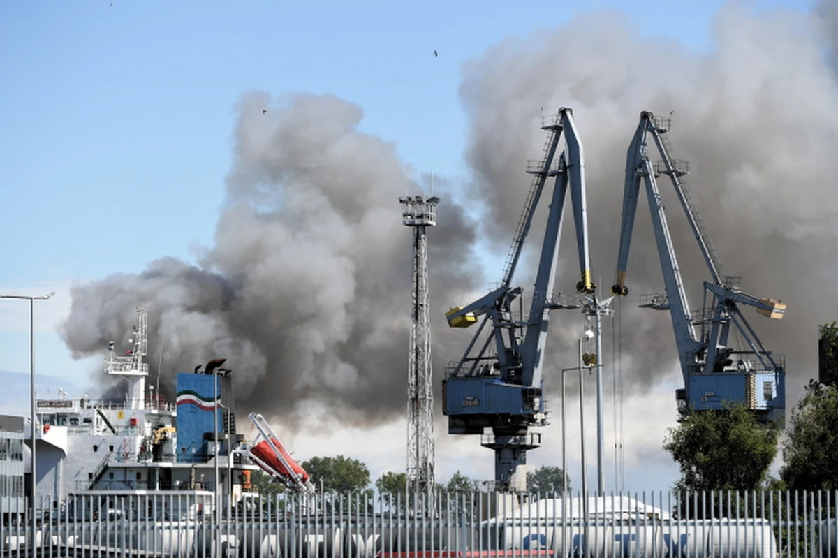 Na złomowisku samochodów przy na terenie gdańskiego portu wybuchł pożar. Nie ma informacji o osobach poszkodowanych.  