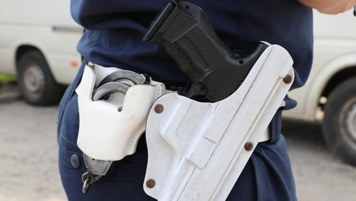 Większość dzielnicowych z Komendy Powiatowej Policji w Kole w Wielkopolsce, przeszło na zwolnienia lekarskie. Jak udało nam się ustalić, to pokłosie piątkowego zdarzenia w jednostce. Przypomnijmy, 33-letni funkcjonariusz postrzelił się tam po służbie. Mężczyzna zmarł po kilku godzinach w szpitalu. 