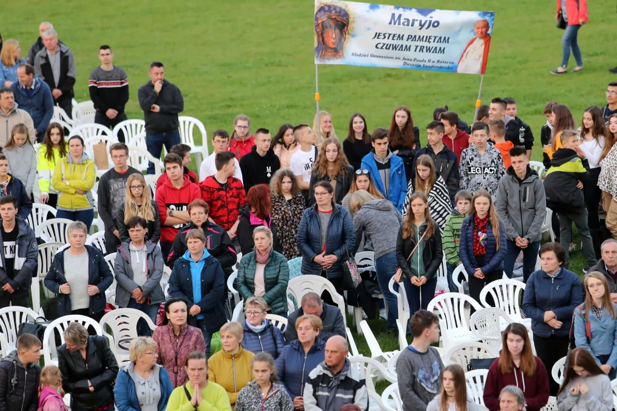 Częstochowscy radni Sojuszu Lewicy Demokratycznej zaapelowali do premiera Mateusza Morawieckiego o specjalne procedury, które umożliwiłyby bezpieczną organizację pielgrzymek w czasach koronawirusa. "Doświadczenia np. ze śląskich kopalń dowodzą, że skupiska ludzi, w których trudno o zachowanie odległości i wysokich standardów sanitarnych, mogą być śmiertelnie niebezpieczne" – ocenili.