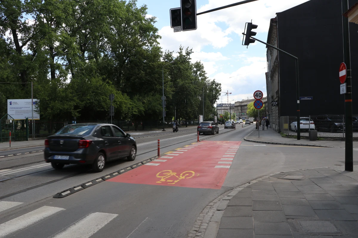Bardzo duże zmiany w organizacji ruchu na ul. Grzegórzeckiej w centrum Krakowa. Cieszą rowerzystów. Wielu kierowców natomiast narzeka. 