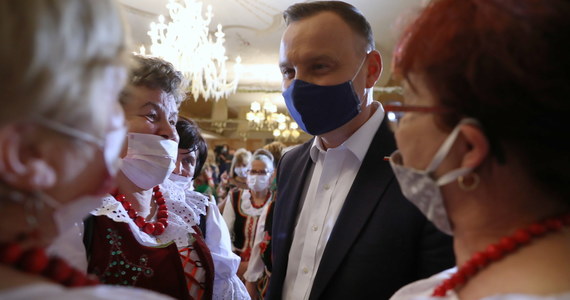 1,4 tys. zł miesięcznie przez maksymalnie trzy miesiące dla osób zwolnionych z pracy po 31 marca br. przewiduje projekt ustawy o dodatku solidarnościowym, który prezydent Andrzej Duda skierował do Sejmu - poinformowała w środę Kancelaria Prezydenta.