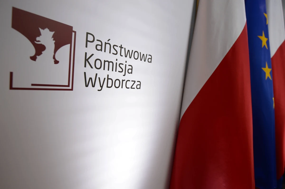 PKW podjęła uchwały dotyczące m.in. wzorów kart do głosowania w kraju oraz za granicą - poinformował szef PKW Sylwester Marciniak. Poinformował też o możliwości głosowania korespondencyjnego w wyborach prezydenckich zarządzonych na 28 czerwca.