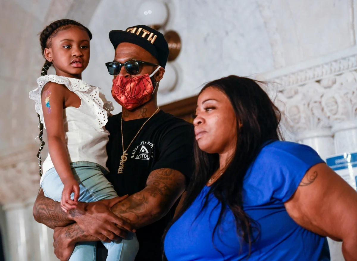 "Nie wiedziałam, jak jej odpowiedzieć. Pytała mnie, dlaczego tyle osób wspomina nazwisko jej ojca" - tak Roxie Washington wspomina moment, gdy musiała swojej 6-letniej córce oznajmić, że jej ojciec nie żyje. Gianna to córka George’a Floyda - Afroamerykanina, który zmarł w ubiegłym tygodniu podczas policyjnej interwencji. "Jedyne, co byłam w stanie jej powiedzieć, to że jej tata nie mógł oddychać" - dodaje kobieta.