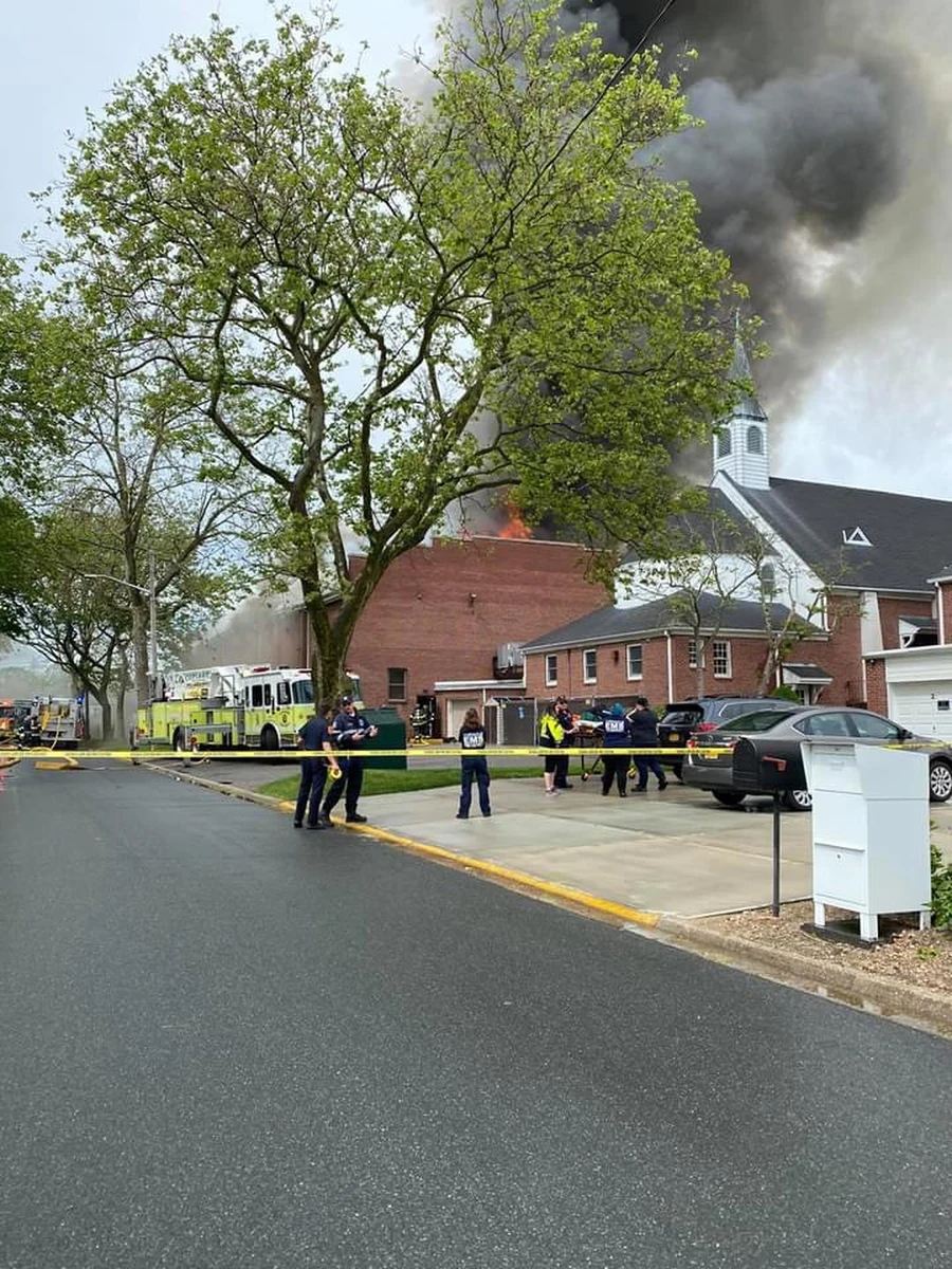 Prawdopodobnie awaria sieci elektrycznej była przyczyną pożaru w budynkach parafii, w której znajduje się Polska Szkoła Dokształcająca w Copiague w stanie Nowy Jork - powiedział naszemu amerykańskiemu korespondentowi Pawłowi Żuchowskiemu konsul generalny w Nowym Jorku - Adrian Kubicki. 