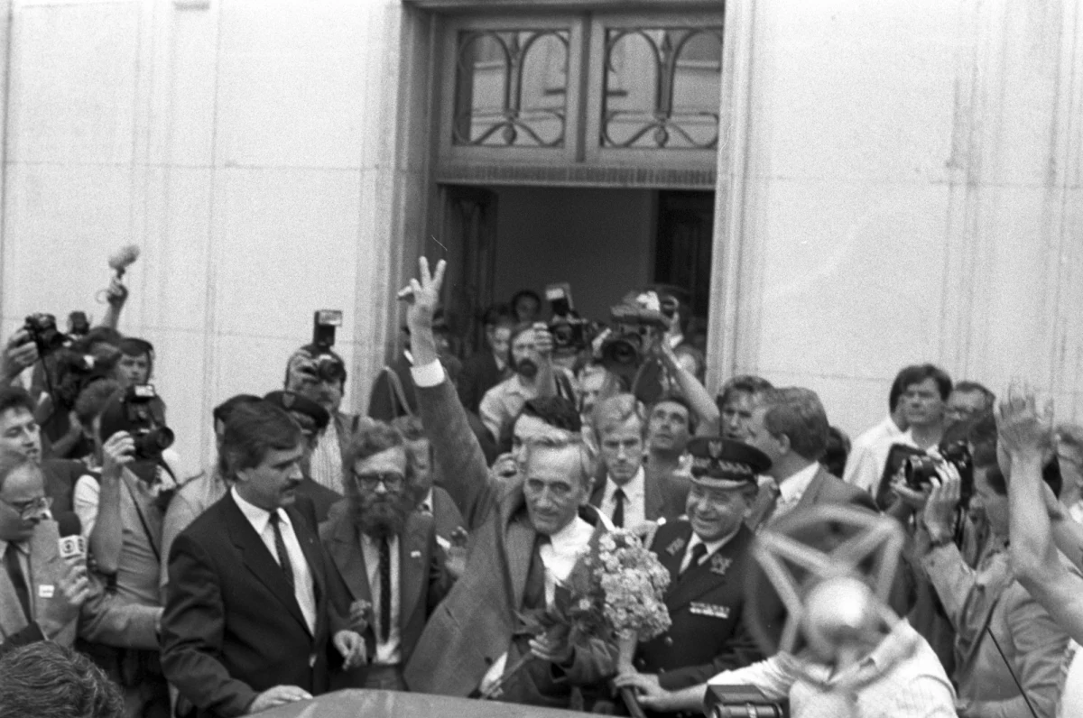 31 lat temu, 4 czerwca 1989 r., na mocy porozumień między władzami PRL a częścią opozycji odbyły się częściowo wolne wybory parlamentarne. Zwycięstwo „S” otworzyło nową epokę w najnowszych dziejach Polski oraz wpłynęło na proces upadku komunizmu w Europie Środkowej.