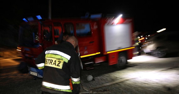 Nocna ewakuacja mieszkańców w Dąbrówce niedaleko Gliwic. Powodem było uszkodzenie gazociągu. Do awarii doszło na jednym z podwórek podczas prac ziemnych. 