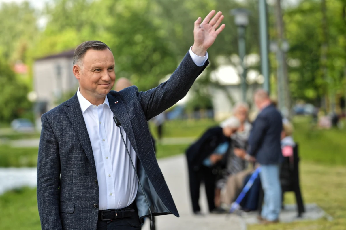 Andrzej Duda może liczyć w pierwszej turze na niemal 50 proc. poparcie wyborców - tak wynika z wewnętrznego sondażu PiS, który opublikował "Super Express".