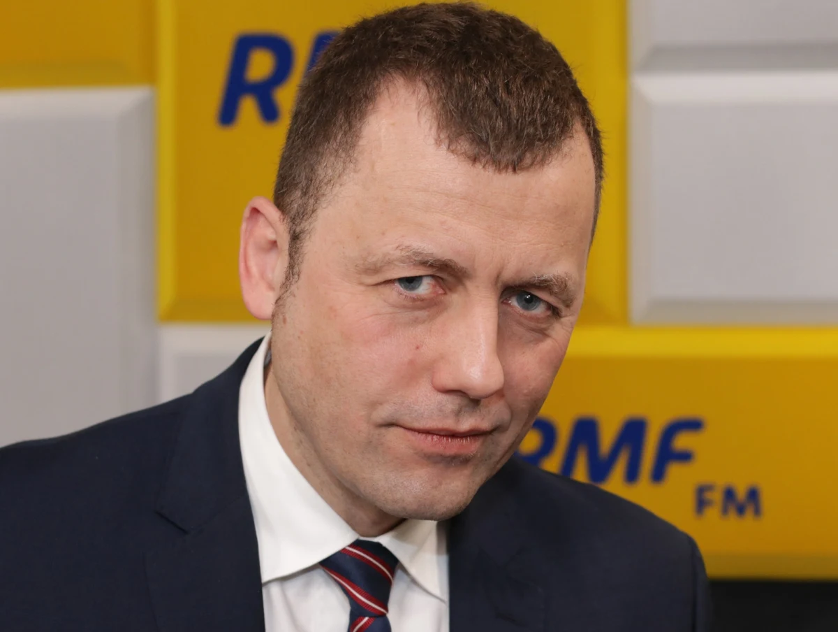 "Nie doglądam żadnej łąki. Przygotowuję największą inwestycję przygotowywaną przez Rzeczpospolitą od czasów zaborów" - mówi w Porannej rozmowie w RMF FM prezes zarządu Centralnego Portu Komunikacyjnego Mikołaj Wild. "Koncepcja rządowa mówi jasno: CPK ma być gotowy na 2027 rok. Sieć kolei, która doprowadzi do CPK, cały system, ma być ukończony w 2034" - zapewnia gość Roberta Mazurka.