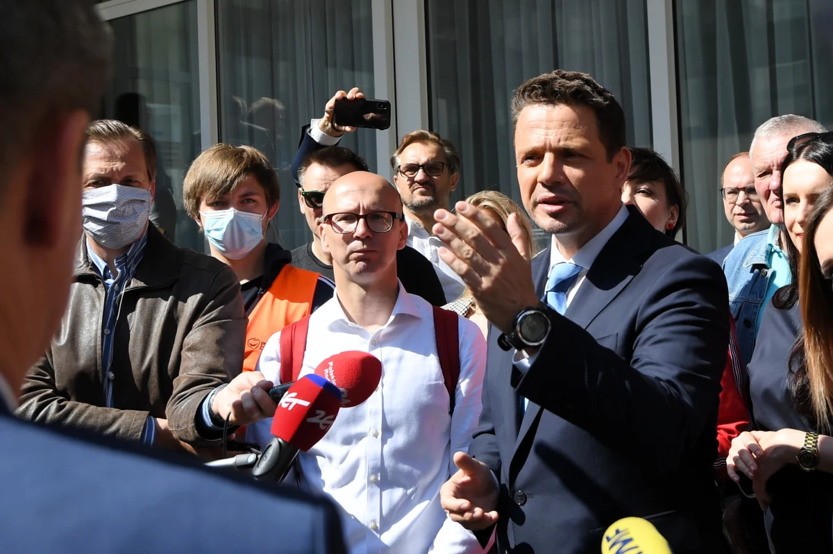 Kandydat KO na prezydenta Rafał Trzaskowski złożył w czwartek w Państwowej Komisji Wyborczej wniosek o rejestrację swego komitetu wyborczego. Wcześniej zbierał podpisy przy stacji metra Politechnika.