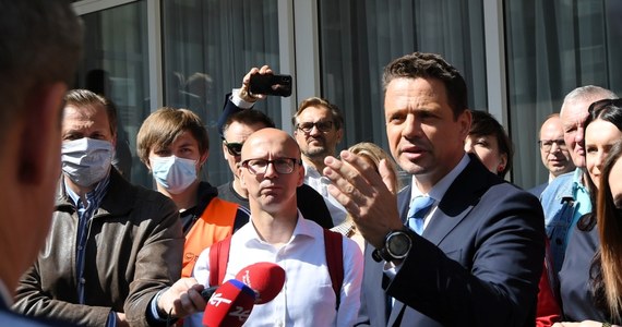 Kandydat KO na prezydenta Rafał Trzaskowski złożył w czwartek w Państwowej Komisji Wyborczej wniosek o rejestrację swego komitetu wyborczego. Wcześniej zbierał podpisy przy stacji metra Politechnika.