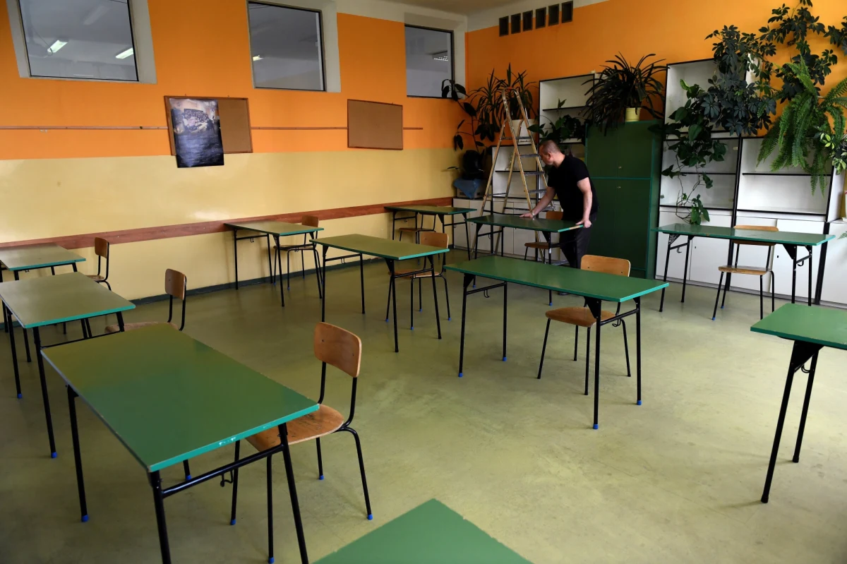 Tegoroczna matura będzie wyjątkowa z wielu powodów. Nie tylko jej termin został przełożony o ponad miesiąc, ale też odbędzie się ona w reżimie sanitarnym spowodowanym epidemią koronawirusa. O czym muszą pamiętać tegoroczni maturzyści? Jak wygląda harmonogram egzaminów? Kiedy uczniowie poznają wyniki matur?