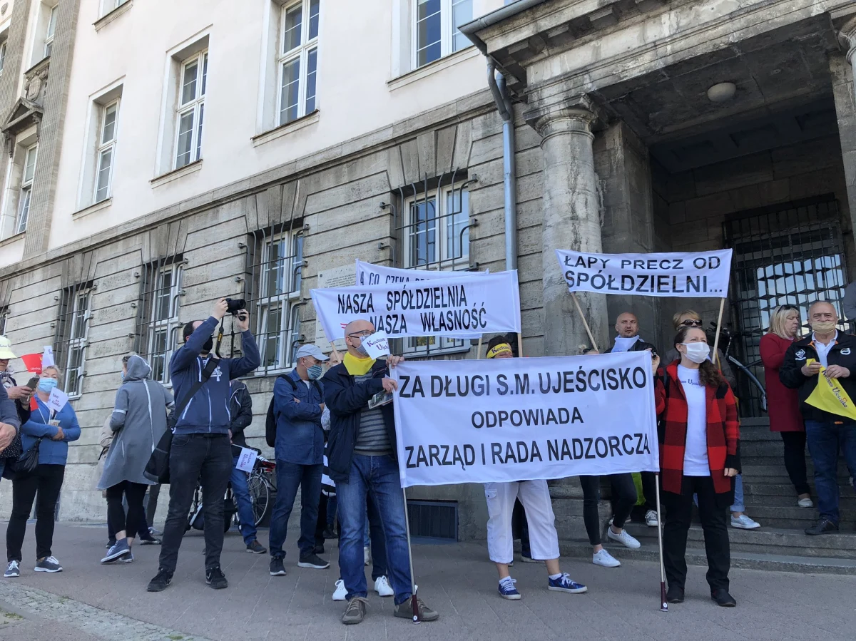 Kilkudziesięciu mieszkańców Spółdzielni Mieszkaniowej Ujeścisko protestowało przed Prokuraturą Okręgową w Gdańsku. Zarzucają śledczym bezczynność w sprawie nierealizowanej inwestycji i wielomilionowego zadłużenia spółdzielni.