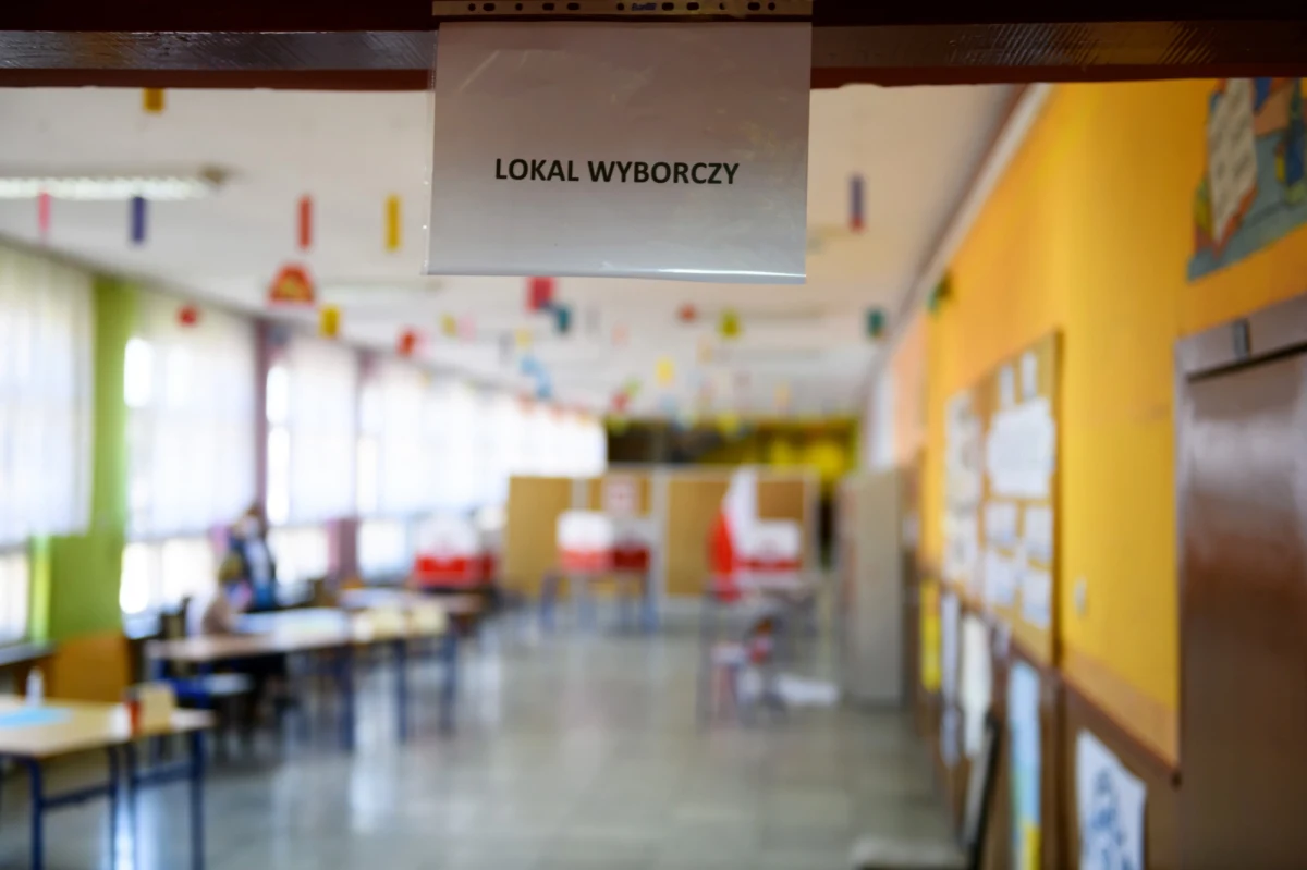 Zażalenia na decyzję o umorzeniu śledztwa, które miało wyjaśnić, czy organizacja wyborów w czasie epidemii koronawirusa zagraża zdrowiu i życiu obywateli - odrzucone - dowiedział się reporter RMF FM Krzysztof Zasada. Taką decyzję podjęła prokuratura rejonowa Warszawa Mokotów. Chodzi o najkrótsze w historii polskiej prokuratury postępowanie umorzone w niespełna trzy godziny od wszczęcia.