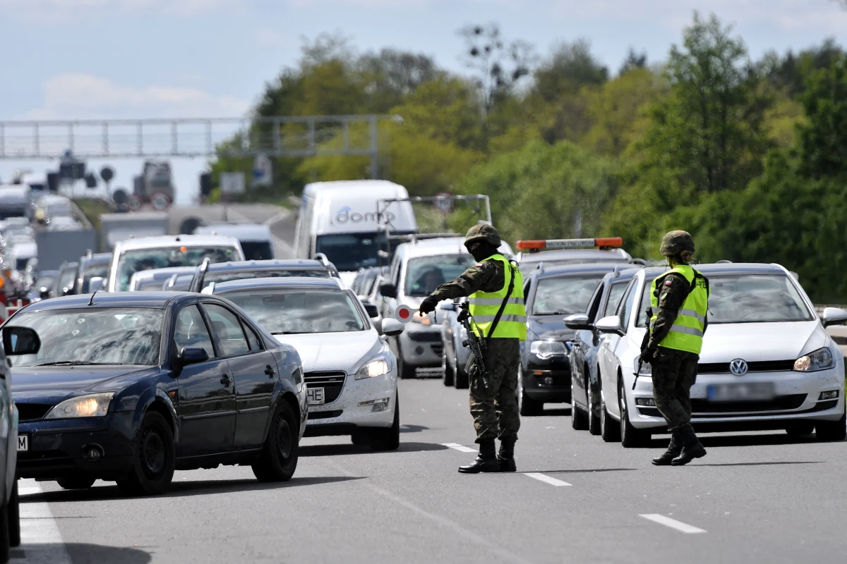 Najdalej 10 czerwca polskie władze muszą zdecydować, czy znoszą kontrole na granicach wewnętrznych - czyli np. z Niemcami czy Słowacją - czy je utrzymują - ustaliła dziennikarka Katarzyna Szymańska-Borginon. Oznacza to, że do 10 czerwca będziemy w końcu wiedzieć, czy pojedziemy na wakacje za granicę i czy przyjadą do nas np. turyści z Niemiec. 